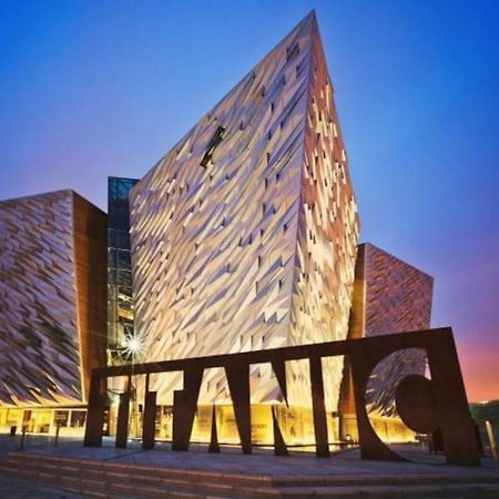 Modern 2-Bedroom City Apartment With Free Parking Belfast Exterior foto