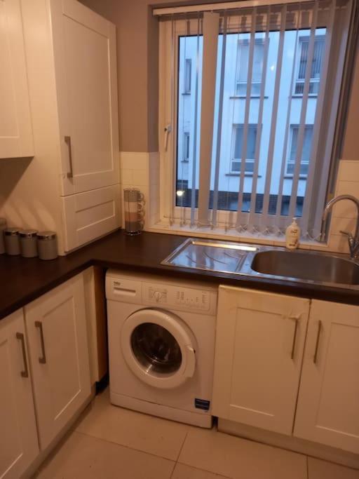 Modern 2-Bedroom City Apartment With Free Parking Belfast Exterior foto