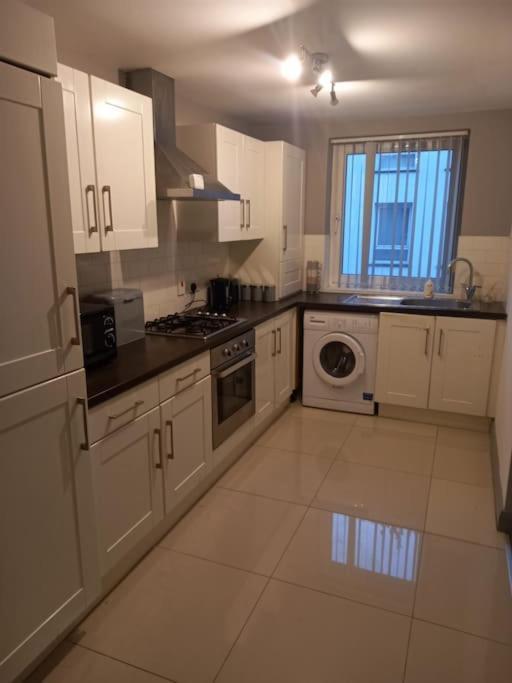 Modern 2-Bedroom City Apartment With Free Parking Belfast Exterior foto